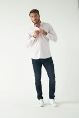 Camisa de manga larga con diseño de rayas azules y blancas, ajuste slim y logo bordado.