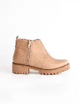 Bota corta color beige de cuero vacuno con suela de caucho y cierre lateral con cremallera.