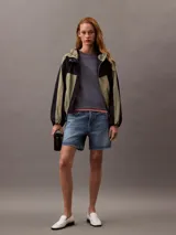 Remera gris de algodón con cuello redondo y logo bordado en el pecho.