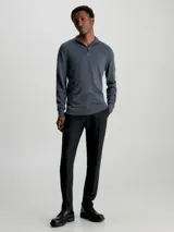 Sweater gris de lana merino con cuello alto y cremallera corta.