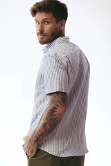 Camisa blanca de manga corta con cuello clásico y cierre frontal con botones.