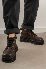 Borcegos negros de cuero charol, con punta cuadrada, cordones y suela track.