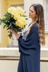 Kimono azul marino con terminación en razo.