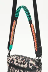 Bandolera de nylon matelassé con estampado de leopardo, correa larga regulable y correa de cordones trenzados de colores.