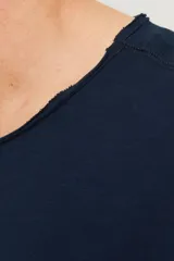 Camiseta de manga corta y cuello redondo, de fit regular, confeccionada en tejido de jersey simple.