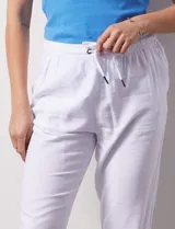 Pantalón liso color beige, marca Dash, con pretina elastizada, bolsillos delanteros y bolsillos traseros simulados.