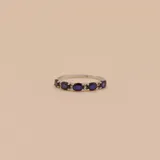 Anillo de oro blanco 18k con zafiros ovales color azul y pequeños brillantes engarzados.