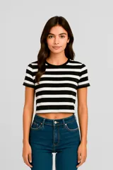 Remera corta negra de algodón, con cuello redondo y mangas cortas.