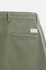 Pantalón chino azul marino, corte skinny fit, confeccionado en tejido de algodón con elasticidad. Cuenta con bolsillos frontales y traseros de vivo. Cierre frontal con cremallera y botón.