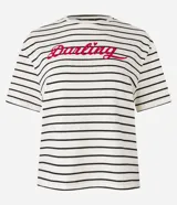 Remera boxy de algodón y poliéster a rayas horizontales blancas y negras, con cuello redondo y mangas cortas. Estampa frontal con la palabra "Darling" en color rojo.