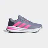 Championes de running Adidas Galaxy 7, color gris con tres franjas laterales en rosa vibrante y detalles en el talón y cuello en gris oscuro. Cuentan con mediasuela Cloudfoam blanca y detalles en rosa degradado.