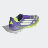 Championes de fútbol Adidas F50 League sin cordones, color violeta con detalles en amarillo y blanco.