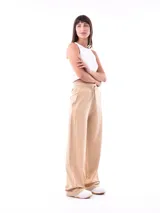 Pantalón negro de tiro alto con cordón ajustable en la cintura y corte ancho y recto.