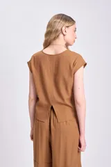 Blusa casual color tostado, confeccionada en lino, sin mangas y de corte holgado.