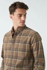 Camisa de pana a cuadros azul marino y rojo, de manga larga, con fit regular, cartera con botones y bolsillos con botones.