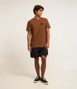 Remera masculina color marrón confeccionada en malla de algodón, de corte comfort, cuello redondo, manga corta y estampa frontal con la frase "Zero Problem".