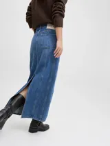 Falda maxi de denim color azul medio, tiro medio, con costuras verticales marcadas que recorren toda la prenda y una abertura frontal alta.