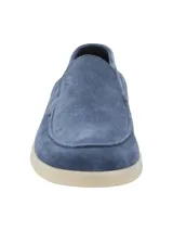 Mocasín azul de gamuza con suela color crema.