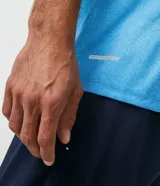 Remera deportiva gris de manga corta, confeccionada en tejido de malla 100% poliéster con tecnología Get Dry.