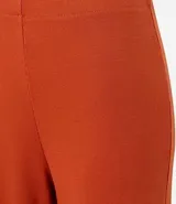 Pantalón pantalona marrón de ribana con textura acanalada y cintura elástica.