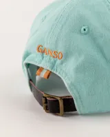 Gorra de béisbol color salmón con efecto lavado y logo bordado en azul marino.