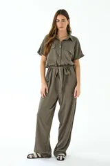 Mono largo color verde militar, con cuello camisero, mangas cortas, cierre frontal con botones y cinturón ajustable en la cintura.