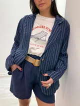 Short azul de lino con cinturón de rafia.