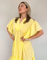 Vestido blanco de corte suelto, con escote en V y mangas cortas con detalles bordados.