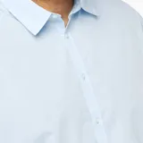 Camisa celeste de manga corta con cuello clásico y cierre con botones.