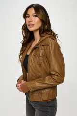 Campera marrón de cuero sintético con capucha desmontable, cierre frontal con cremallera y broches, bolsillos con solapa y puños tejidos.