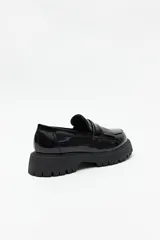 Mocasines negros de símil cuero con plataforma chunky de 4cm y detalle de flecos. 