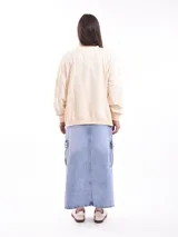 Buzo color beige con estampado de flores y texto en blanco.