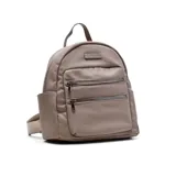 Mochila color visón de cuero sintético con dos bolsillos frontales con cierre, asa superior y correas ajustables para los hombros.
