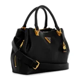 Bolso satchel negro de cuero sintético texturizado, con doble asa de mano y correa bandolera ajustable. Tiene cierre superior con cremallera, interior forrado y herrajes dorados. El frente presenta el logo triangular metálico de Guess y un dije colgante con el logo de la marca.