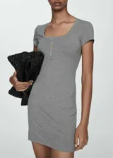 Vestido corto gris de tejido de punto de canalé, manga corta, cuello redondo y cierre parcial con botones.