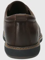 Zapato acordonado de cuero color marrón, con suela de goma Eva negra.