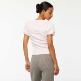 Camiseta rosa entallada de punto con mangas cortas abullonadas.