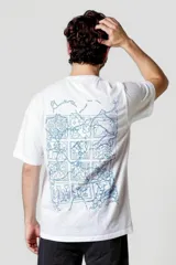 Remera blanca de algodón con un pequeño estampado azul en el lado izquierdo del pecho.
