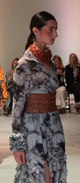 Camisa larga de tul elastizado con cuello solapa, abotonada y con volados en las mangas. Estampado abstracto en tonos grises y negros. Incluye cinturón ancho color marrón con detalles calados.