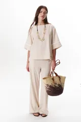 Pantalón de lino color azul con bolsillos laterales y traseros.