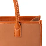 Cartera tote grande color habano, con doble asa de mano trenzada y correa larga extraíble y ajustable.
