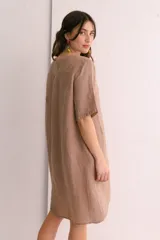 Vestido corto color arena, de lino, con escote en V y mangas cortas.