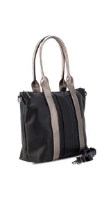 Cartera de mano color beige con divisiones y detalles en marrón y blanco. Tiene correa corta, correa larga ajustable, bolsillo trasero y bolsillos internos.