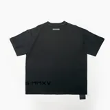 Remera negra de algodón con cuello redondo y mangas cortas. Estampado pequeño en el pecho con texto y logo de la marca KicksLab.