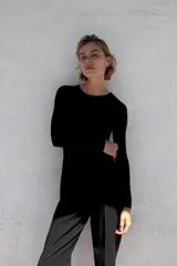 Body color borgoña de poliamida con cuello redondo y mangas largas. Cierre inferior con botones a presión.