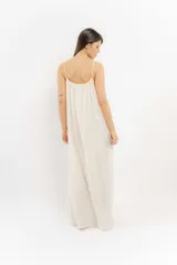Vestido largo color crema, de corte suelto y breteles finos.