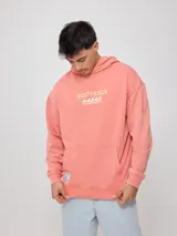 Canguro con capucha celeste con estampado delantero y trasero.