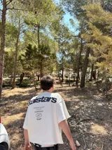 Remera negra de algodón con estampado blanco en la espalda con el logo de la marca y la frase "European Tour by Ittai Stars Company".