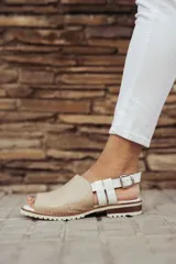 Sandalias de cuero con puntera descubierta, color negro con textura tipo cocodrilo en la parte delantera y tiras de cuero marrón con hebilla dorada en el tobillo.