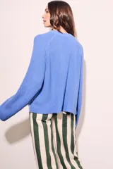 Sweater azul de punto con cuello redondo y mangas largas.